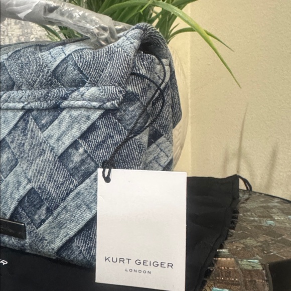 Kurt Geiger Kensington Leather Mini Crossbody Bag
Kurt Geiger London - Picture 11 of 12